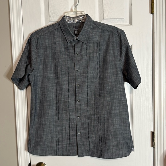 Van Heusen men’s size XL 17-17 1/2” neck. Short sleeve button down shirt. - Picture 1 of 4